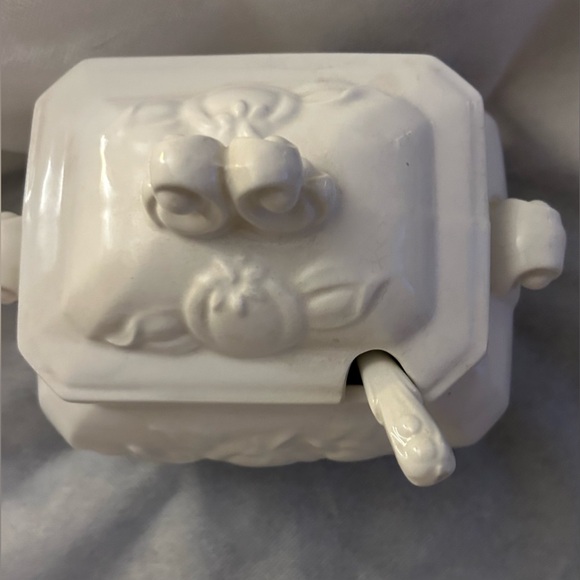Vintage Soup Tureen / gravy boat. White ceramic with ladle. Made in Japan. 1 Qt - Picture 4 of 13
